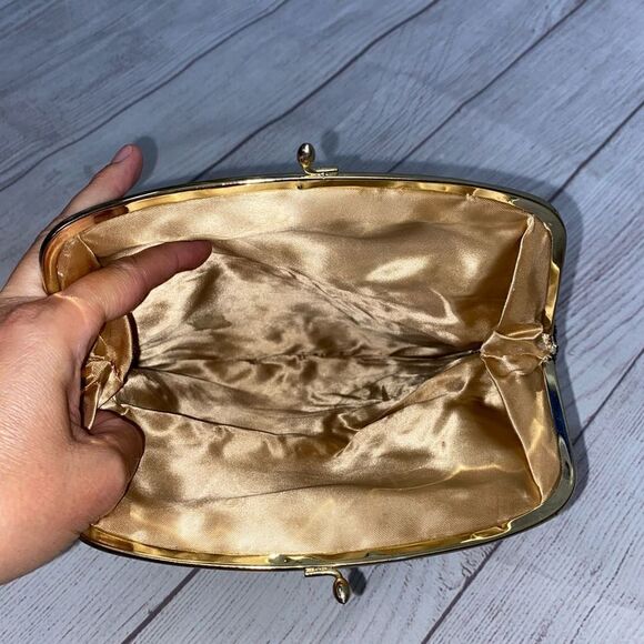 Vintage fold over clutch w/metal clasp closure & satin lining - Picture 4 of 8